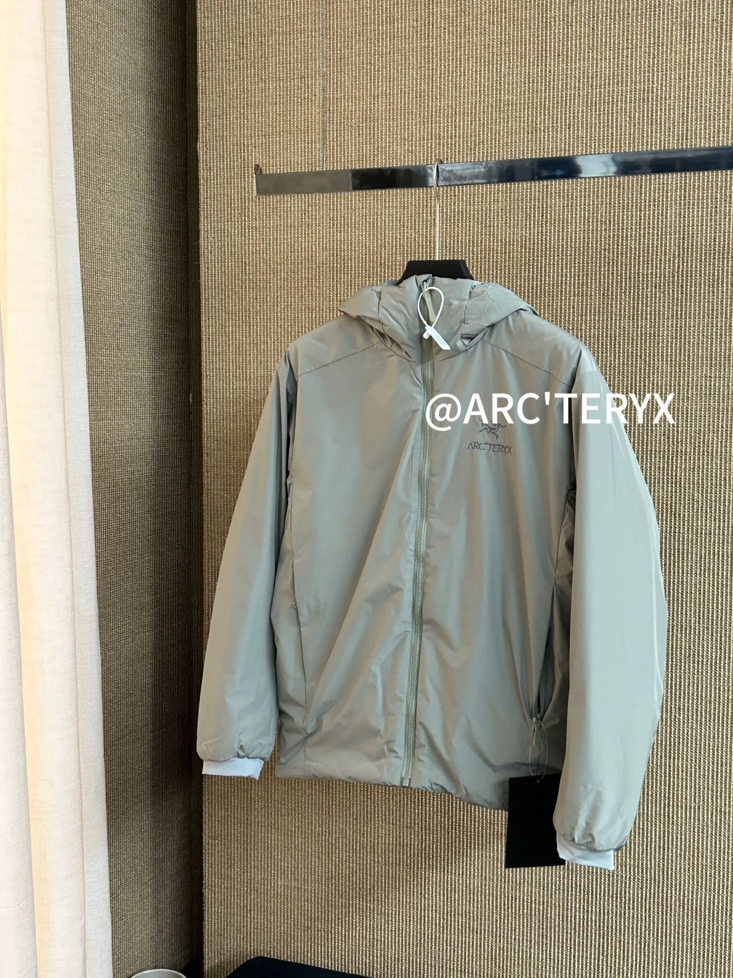 【Arcteryx Atom Hoody 】 : Arcteryx， ， ， 。 ， ， 。 ，Arcteryx ， 。Quality、 ， 。 ， + : ✅ 100% ，Tyono 30 ， ， ✅ ， Wear-Resistant Breathable ✅ ， ， ✅ ， ， ， ✅ 、 ， ， ✅ logo ， ✅ YKK， ✅ ：Coreloft TM Continuous 65 ， ✅（65g/m 2) : ，Breathable ，ATOM Coreloft TM Continuous ， ， ， ， Wear-Resistant ， ， ， 。